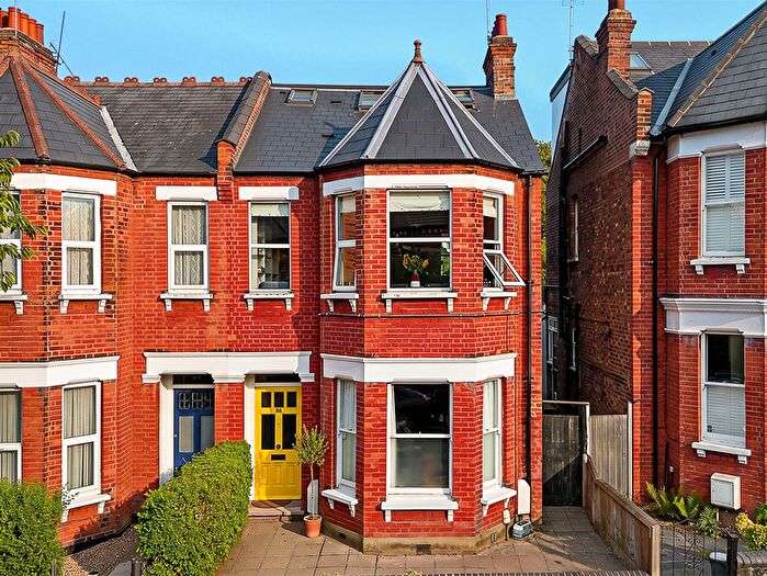 4 Bedroom Flat For Sale In Greenham Road, London, N10