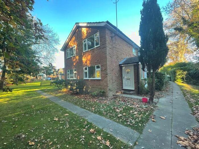 2 Bedroom Flat To Rent In Park Drive, Sunningdale, SL5