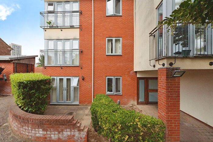 1 Bedroom Flat For Sale In King Georges Avenue, Watford, WD18