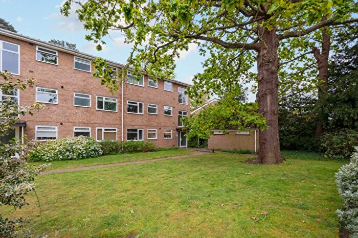 2 Bedroom Apartment For Sale In Oakdene Court, Walton-on-Thames, KT12