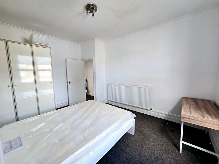 3 Bedroom Flat To Rent In Stella Road, London, SW17
