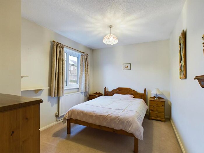 2 Bedroom Bungalow For Sale In Hewlett Close, Chippenham, SN15