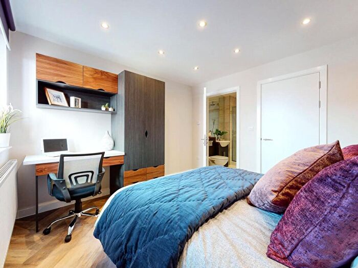 2 Bedroom Apartment To Rent In Apt, Live Oasis Wade Lane #, LS2