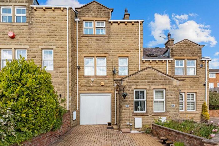 3 Bedroom Town House For Sale In Kiln Court, Huddersfield, HD3