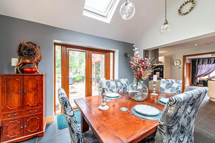 5 Bedroom Semi-Detached House For Sale In Tyron Way, Sidcup, DA14