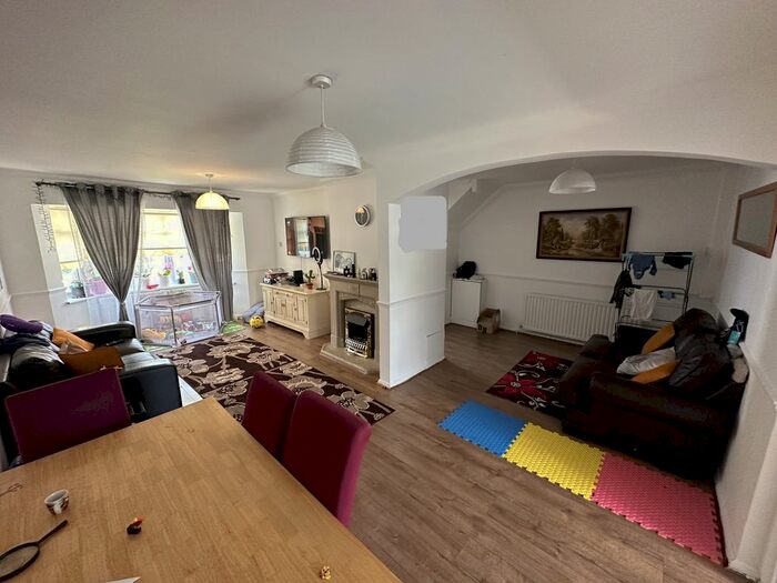 3 Bedroom Terraced House To Rent In Boucher Walk, Rainham, RM13