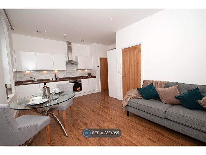 2 Bedroom Flat To Rent In High Street Alton, Alton, GU34