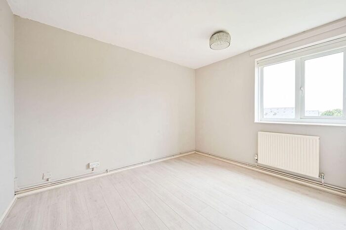 2 Bedroom Flat To Rent In Goldhawk Road, Ravenscourt Park, London, W12