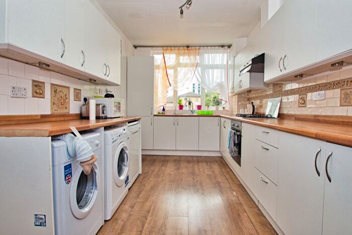 4 Bedroom Flat To Rent In Kingsland Road, London, E8
