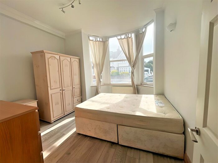 3 Bedroom Flat To Rent In Tooting Bec Road, London, SW17