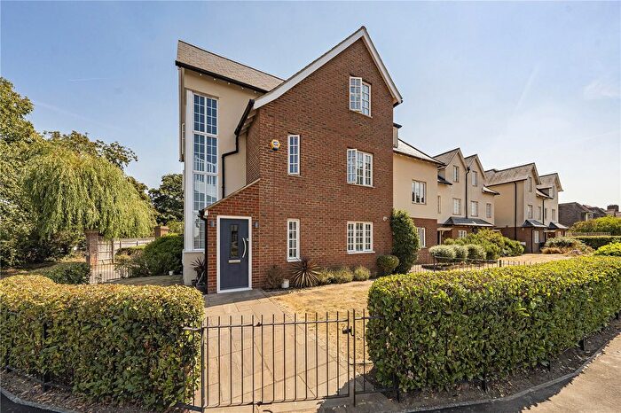 4 Bedroom Semi-Detached House For Sale In County Gardens, Isleworth, TW7