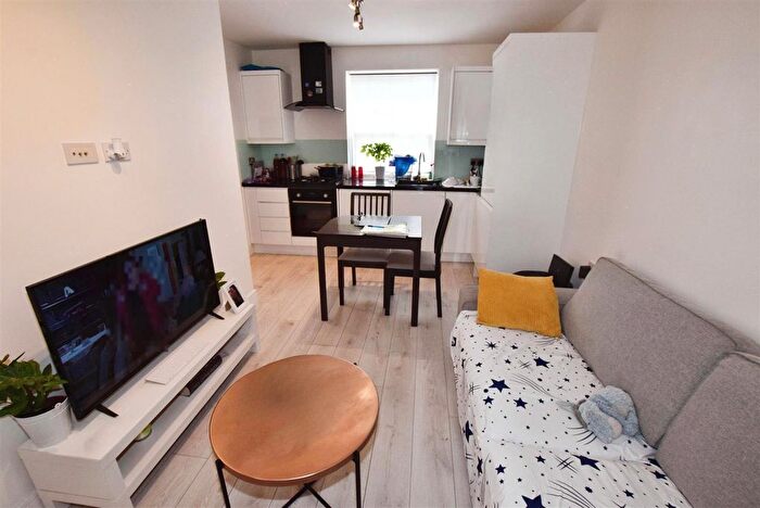 1 Bedroom Flat To Rent In High Road, London, N12