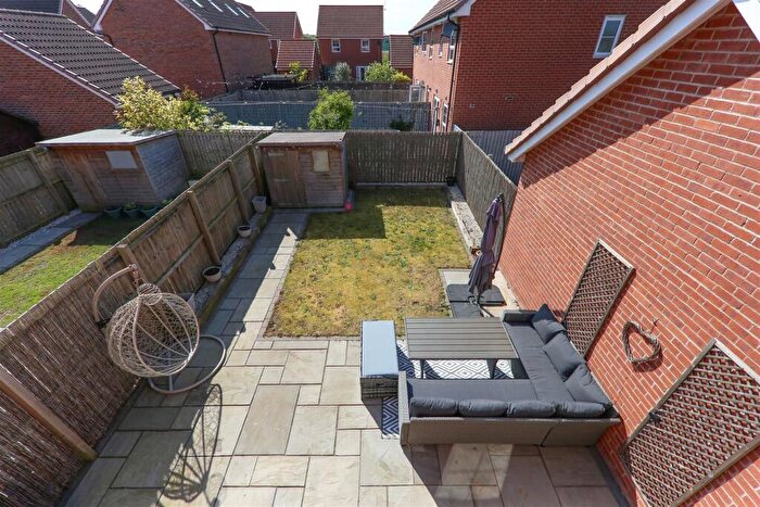 3 Bedroom Semi-Detached House For Sale In Whitmoore Drive, Auckley, Doncaster, DN9