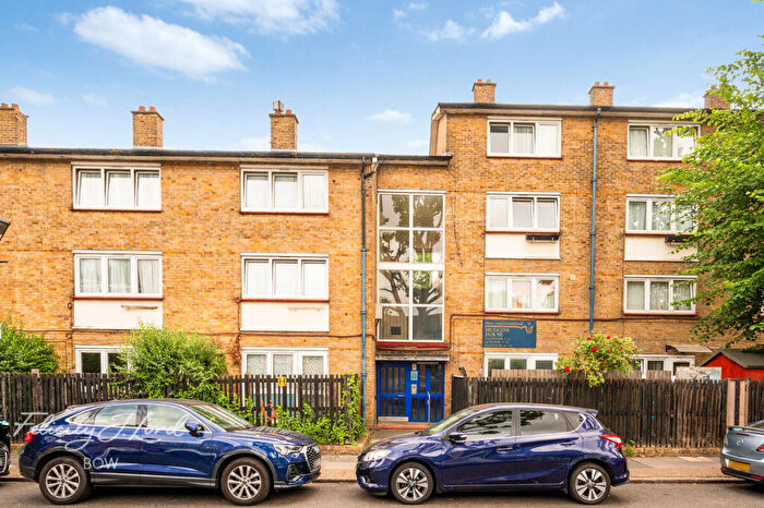 2 Bedroom Flat For Sale In Alfred Street, London, E3