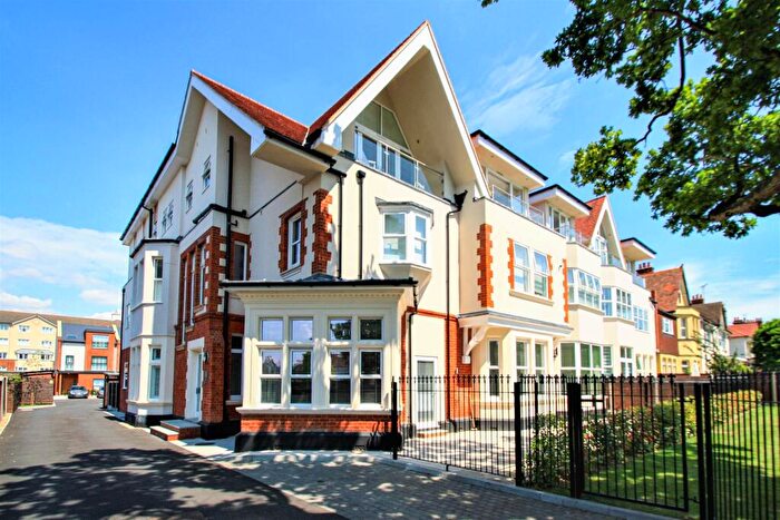 2 Bedroom Apartment For Sale In Imperial Avenue, Chalkwell, SS0