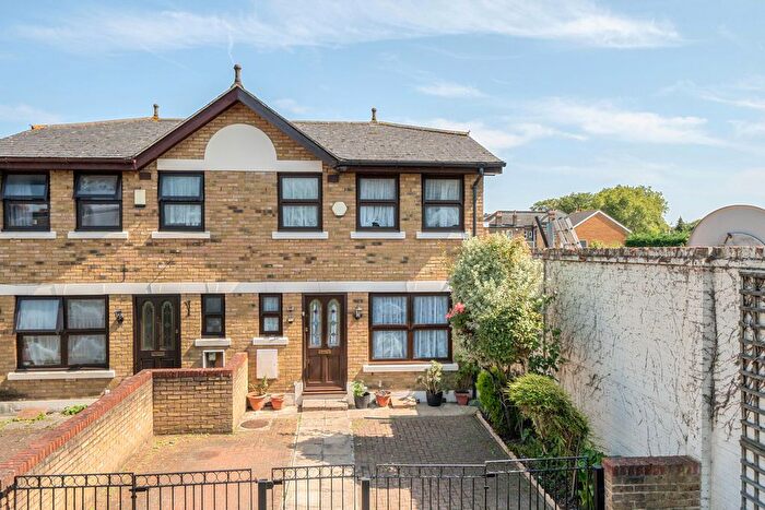 3 Bedroom Semi-Detached House For Sale In Windsor Mews, London, SE6