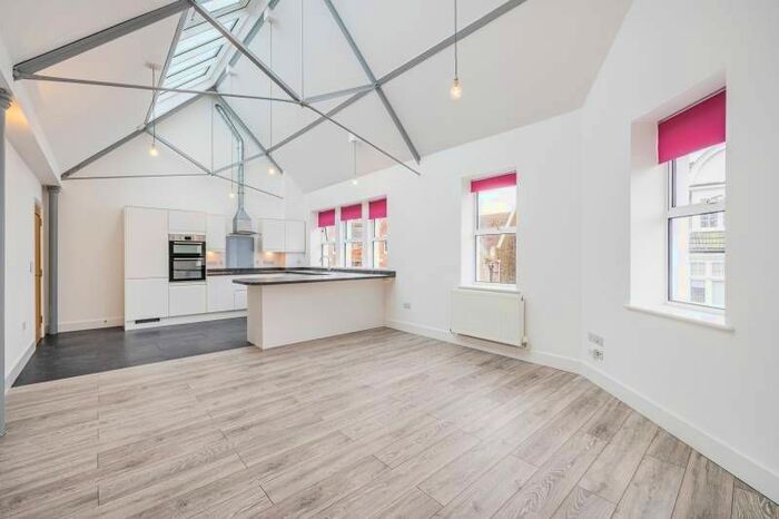 2 Bedroom Flat To Rent In Calverley Walk, Eastbourne, BN21