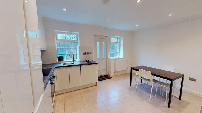 1 Bedroom Flat To Rent In Linden Place, Epsom, KT17