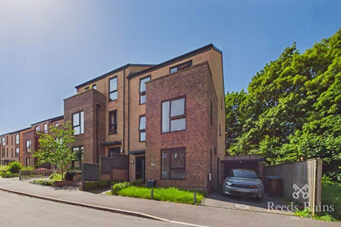 5 Bedroom Semi-Detached House To Rent In Park Grange Drive, Sheffield, S2