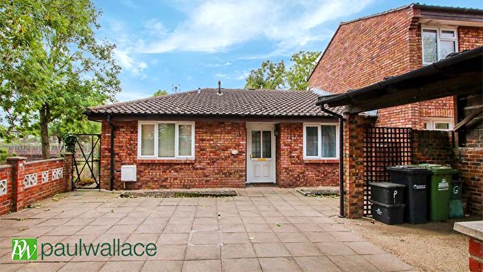 2 Bedroom Bungalow For Sale In Glamis Close, West Cheshunt, EN7
