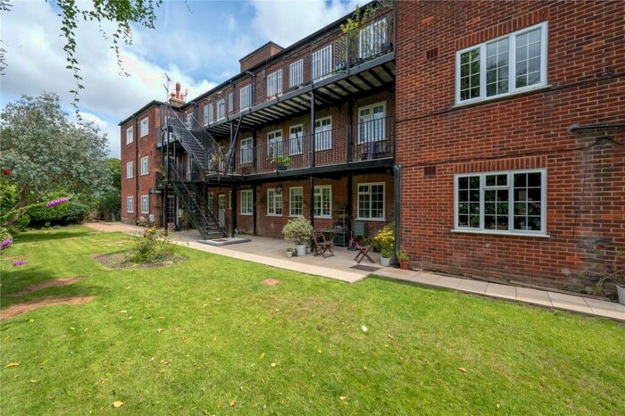 2 Bedroom Flat For Sale In Grange Street, St. Albans, Hertfordshire, AL3