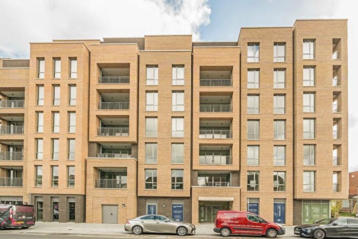 3 Bedroom Flat To Rent In Beeline Way, New Malden, KT3