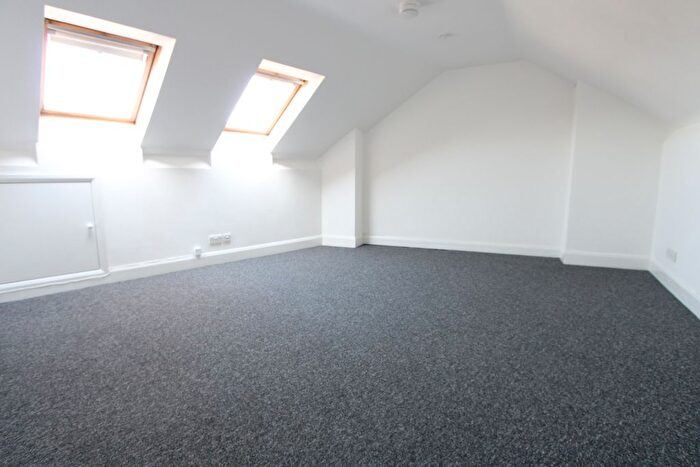3 Bedroom Flat To Rent In Half Moon Lane, London, SE24