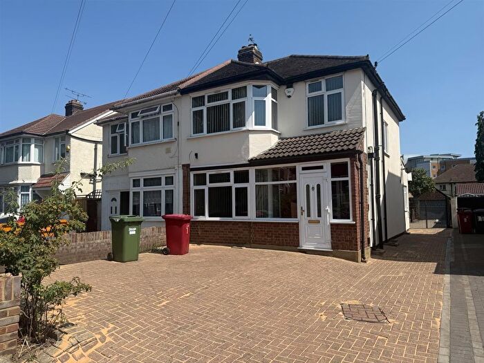 3 Bedroom Semi-detached House To Rent In Glentworth Place, Slough, SL1