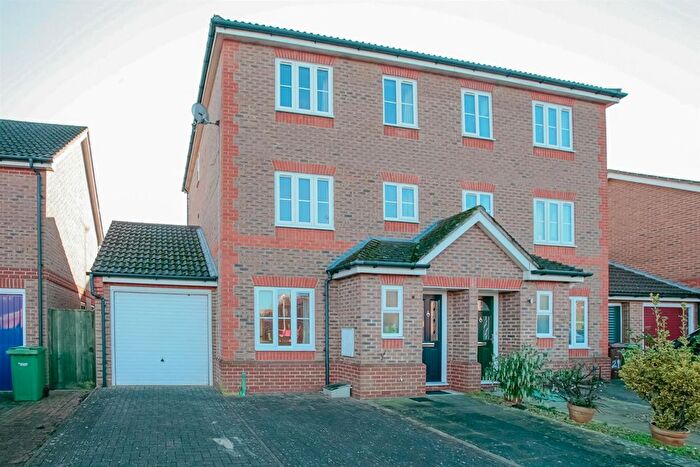 4 Bedroom Town House To Rent In Rawthey Avenue, Didcot, OX11