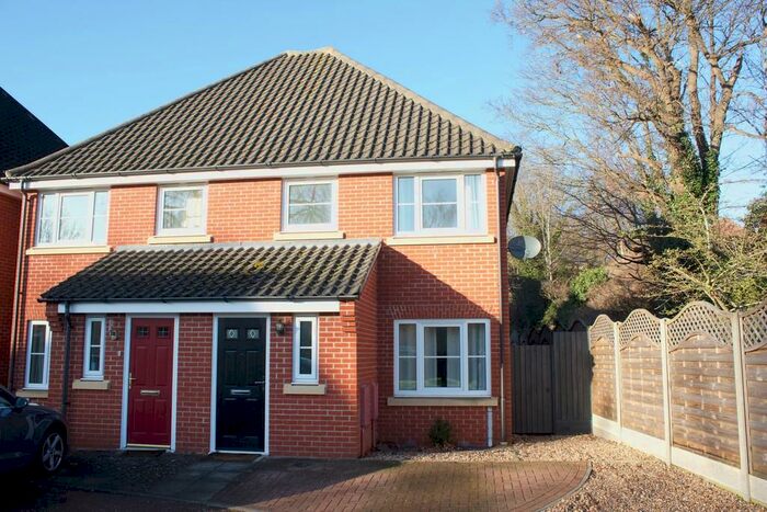 3 Bedroom Semi-Detached House To Rent In Cremorne Lane, Norwich, NR1