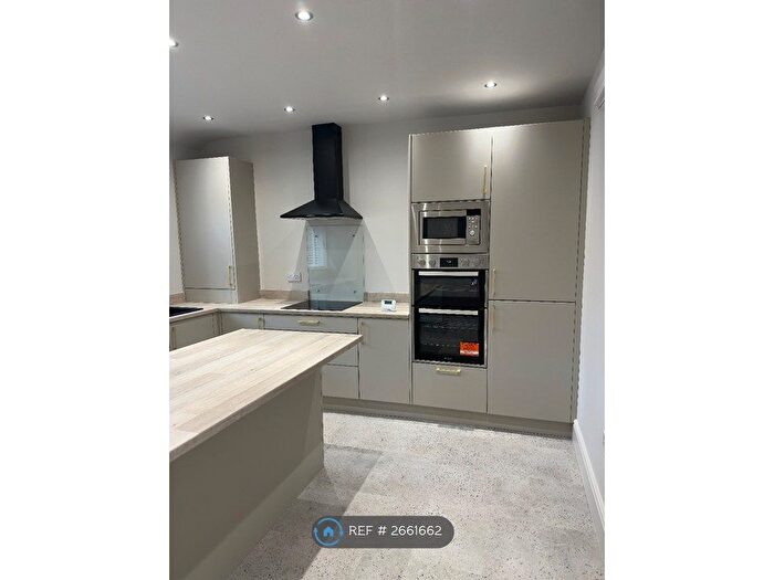 3 Bedroom Flat To Rent In High Street, Whitwell, Worksop, S80
