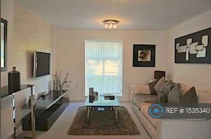 2 Bedroom Flat To Rent In Woodsley Fold, Bradford, BD13