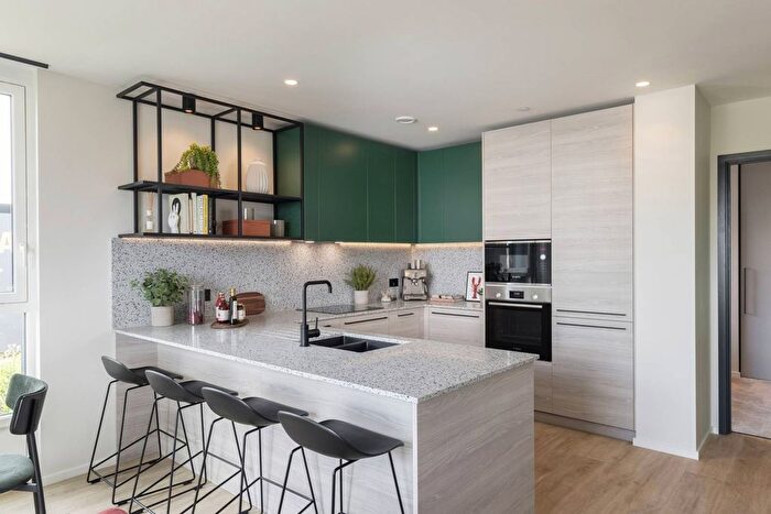 3 Bedroom Flat For Sale In Heron Wharf, Poplar, E14