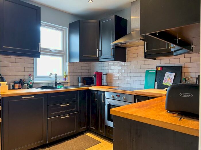 2 Bedroom Flat To Rent In Radcliffe Avenue, NW10