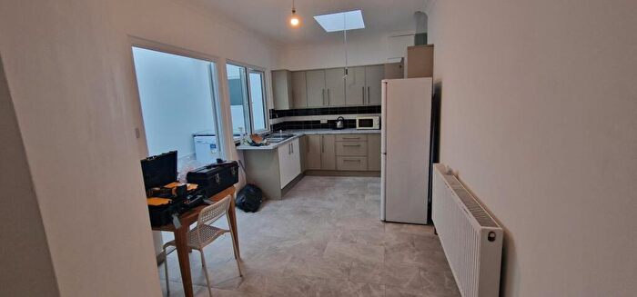 3 Bedroom Flat To Rent In Roman Road, London, E3
