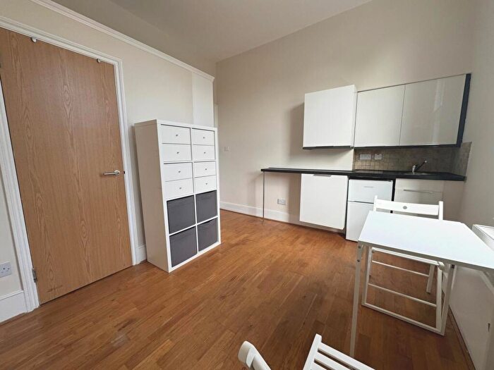 Flat To Rent In Finsbury Park Road, Finsbury Park, N4