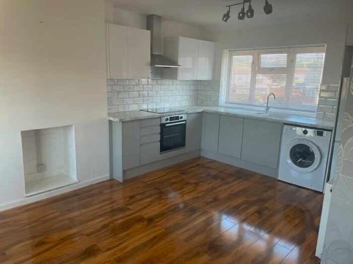 2 Bedroom Flat To Rent In Leeds Crescent - Lanehouse, DT4