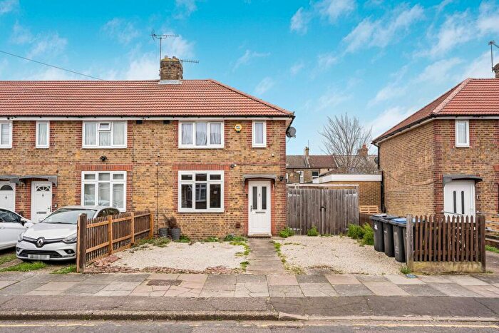 2 Bedroom End Of Terrace House For Sale In Thornaby Gardens, London, N18
