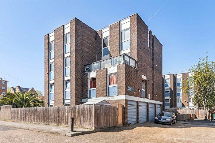 3 Bedroom Flat To Rent In Roman Road, Bow, E3