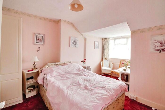 2 Bedroom Chalet For Sale In Richmond Avenue, South Benfleet, SS7