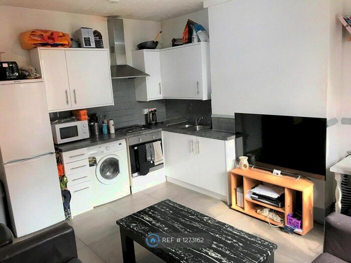 4 Bedroom Flat To Rent In Triangle Place, Clapham Common SW4