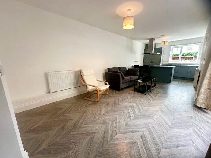 2 Bedroom Flat To Rent In Connaught Road, Cardiff, CF24