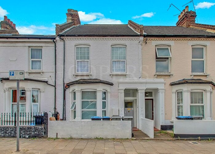 2 Bedroom Flat For Sale In Villiers Road, London, NW2
