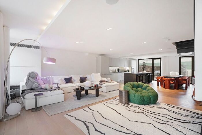 4 Bedroom Flat To Rent In Great Marlborough Street, London, W1F