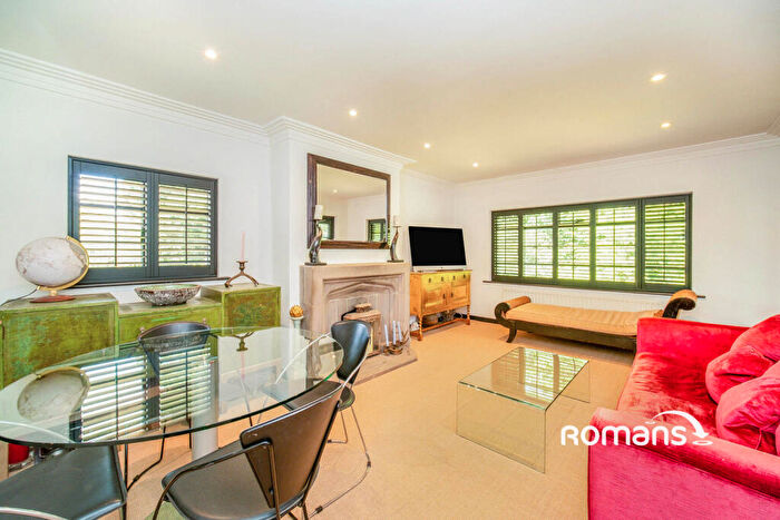 2 Bedroom Flat To Rent In Broomfield Park, Sunningdale, Berkshire, SL5