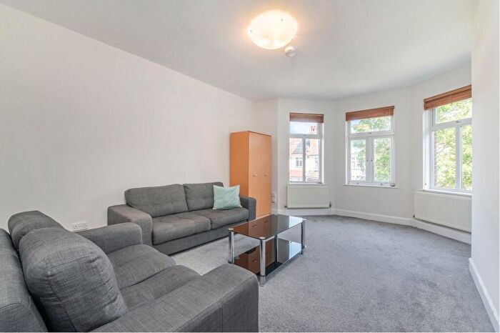 3 Bedroom Flat To Rent In Somali Road, West Hampsetad, NW2