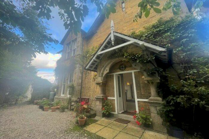 2 Bedroom Flat To Rent In Barrack Lane, Truro, TR1