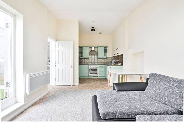 2 Bedroom Flat To Rent In Racton Road, Fulham, London, SW6