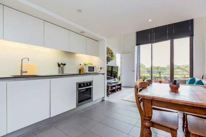 2 Bedroom Apartment To Rent In Lake Shore, BS13