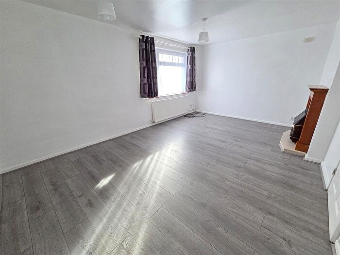 2 Bedroom Flat To Rent In Yarranton Close, Stourport, DY13